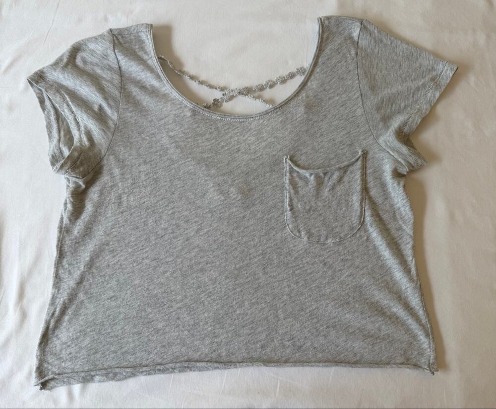 Hollister Light Gray Raw Hem Cropped Pocket Tee Junior’s Size Medium